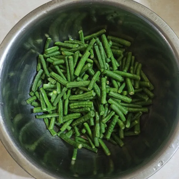 Potong-potong kacang panjang.