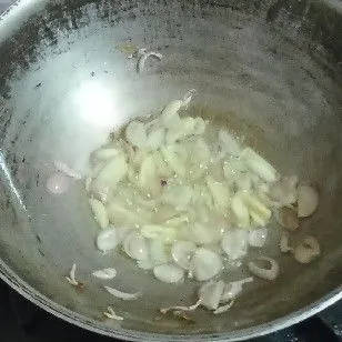 Panaskan minyak, tumis bawang merah dan bawang putih hingga harum.