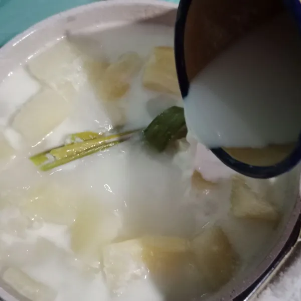 Masukkan larutan tepung beras, aduk rata