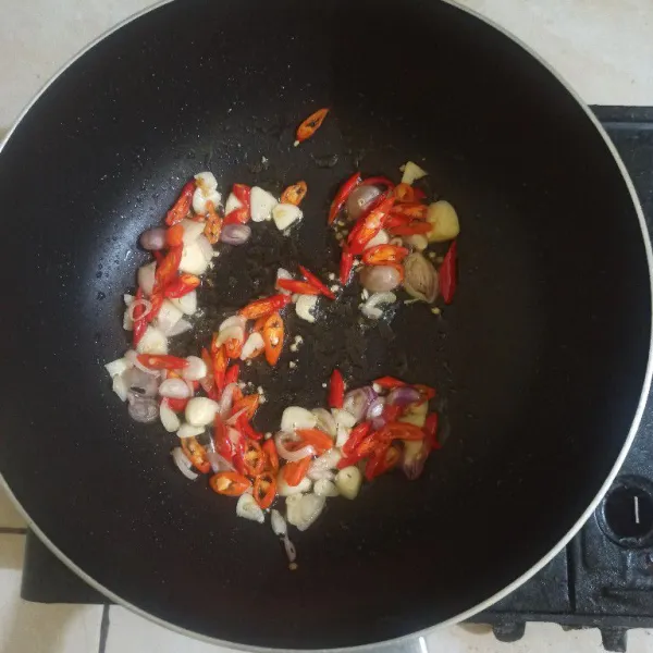 Tumis bumbu iris, hingga layu.