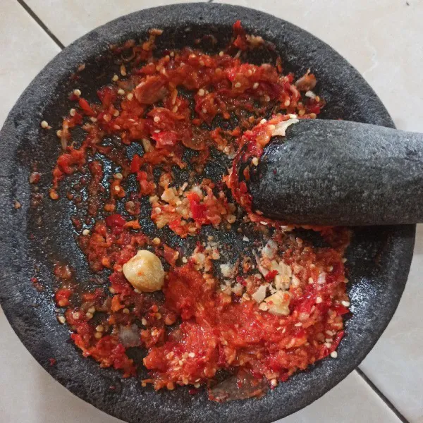 Tambahkan kemiri, uleg halus.