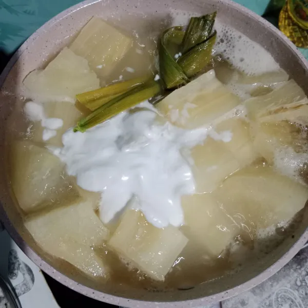 Masukkan santan, aduk rata