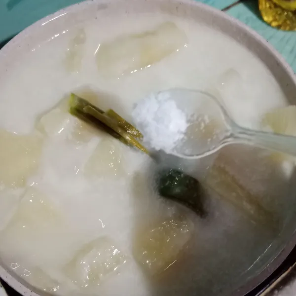 Terakhir masukkan garam. Aduk rata. Dan singkong siap dihidangkan bersama teh atau kopi