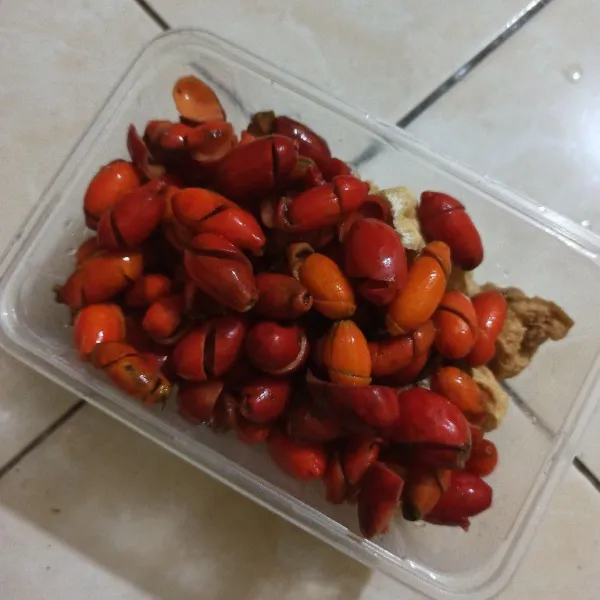 Siapkan kulit melinjo yang sudah direbus.