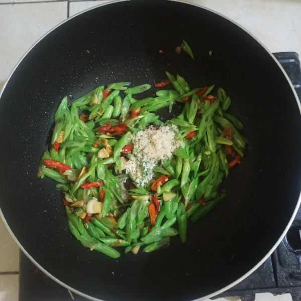 Tambahkan gula pasir, garam, kaldu jamur, saus tiram dan sedikit air, masak hingga mendidih.