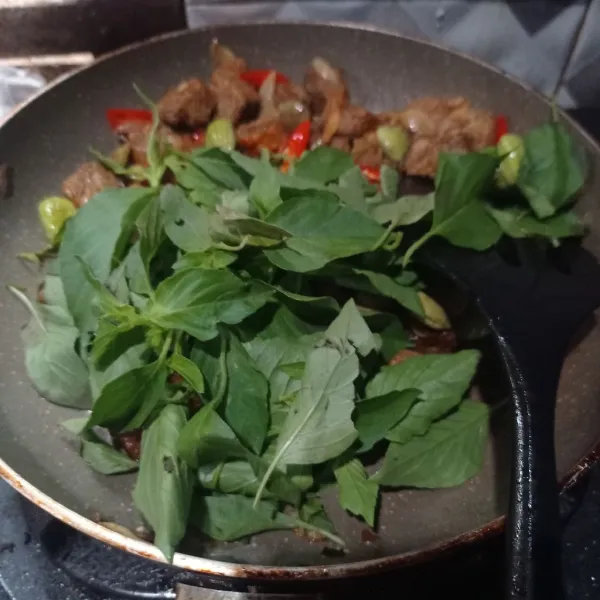 Terakhir masukkan kemangi. Aduk rata, koreksi rasa, dan masak sebentar saja.