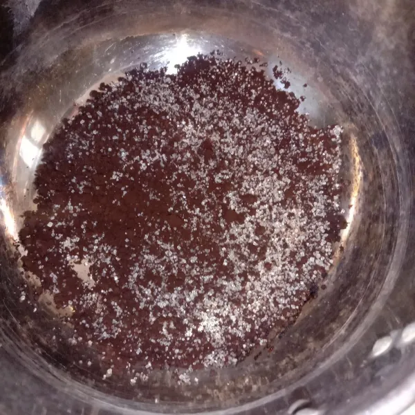 Kemudian, sangrai dengan api kecil sambil diaduk sampai tercium aroma kopi yang kuat.
