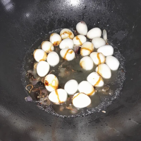 Tambahkan air, kecap, kaldu bubuk dan garam.