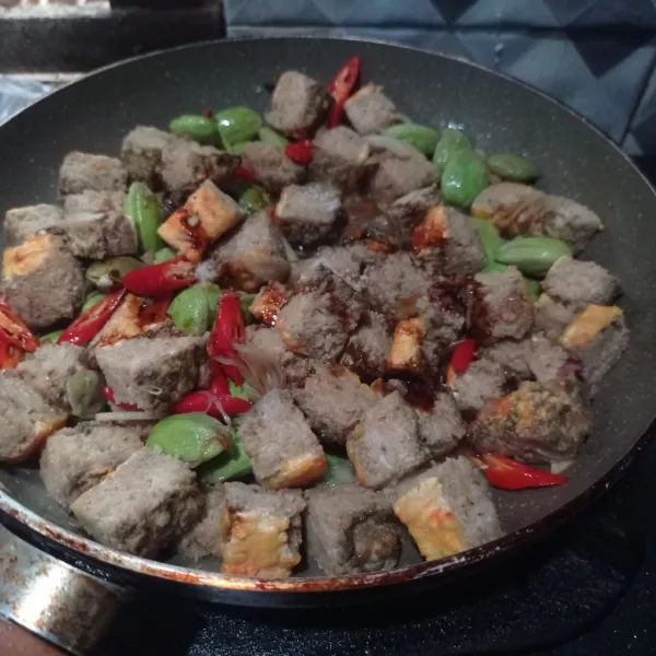Lalu bumbui garam, gula, kaldu bubuk, kecap manis, dan saus tiram. Lalu, masak sampai bumbu meresap.