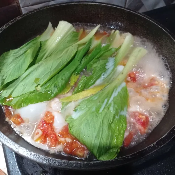Masukkan pakcoy, aduk rata dan masak sampai layu. Kemudian, cek rasa.