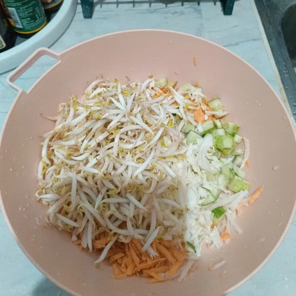 Tambahkan mentimun dan tauge. Sisihkan.