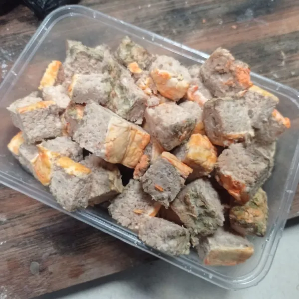 Cuci bersih oncom, lalu potong kecil-kecil.