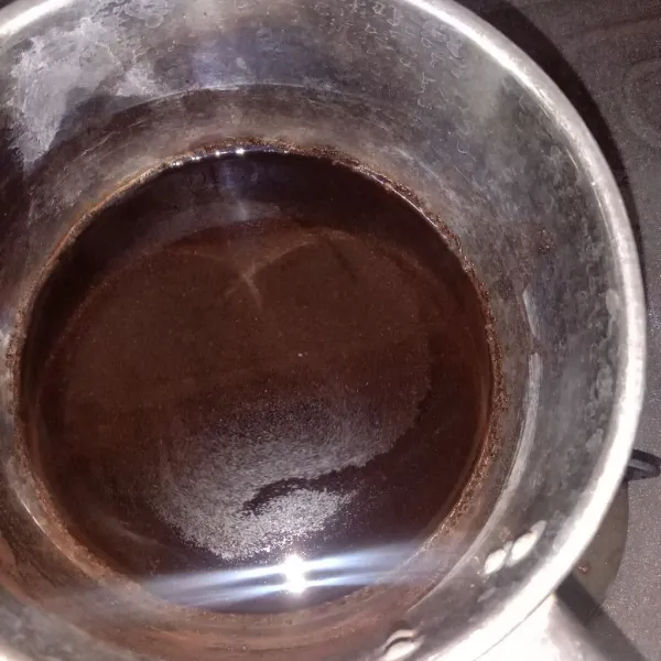 Masukkan sekitar 50 ml air panas, aduk-aduk hingga menjadi karamel.