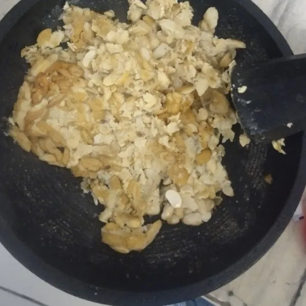 Tiriskan tempe yang sudah matang, kemudian ulek sampai hancur.