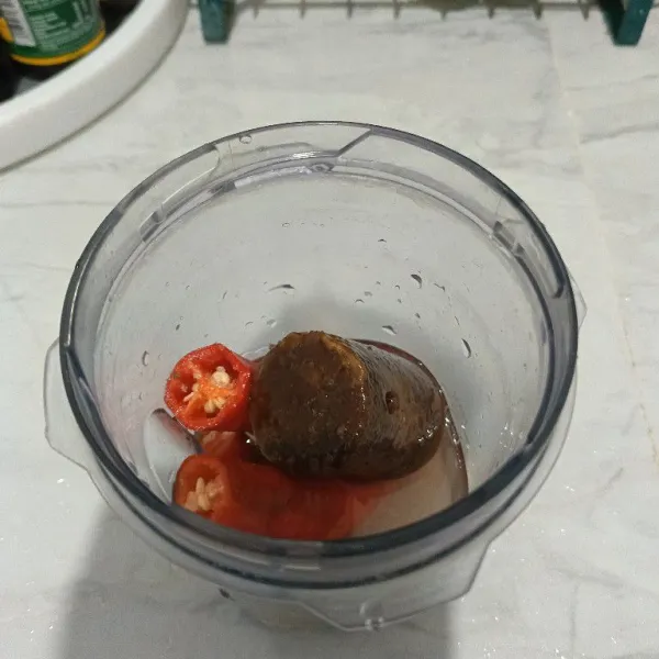 Masukkan sebagian air, gula merah, gula pasir, cabe merah, terasi, dan garam ke dalam chopper. Lalu proses hingga halus.