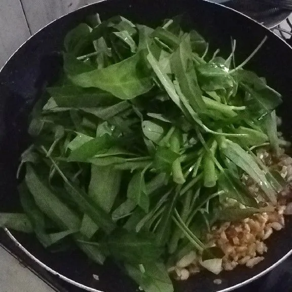 Siapkan teflon dengan sedikit minyak, oseng bawang putih yang sudah diiris, lalu masukan tempe. Tunggu sampe aromanya wangi, tambahkan sambal bawang (stok dirumah) sebanyak 1 sdm. Kemudian, aduk kembali.