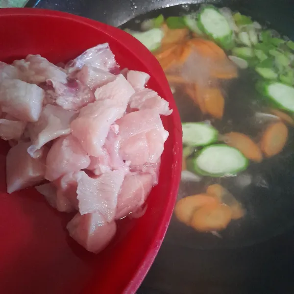 Masukan ayam yang sudah di potong-potong.