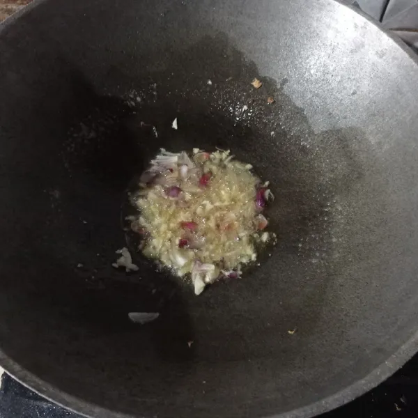 Tumis bawang putih dan bawang merah sampai layu.