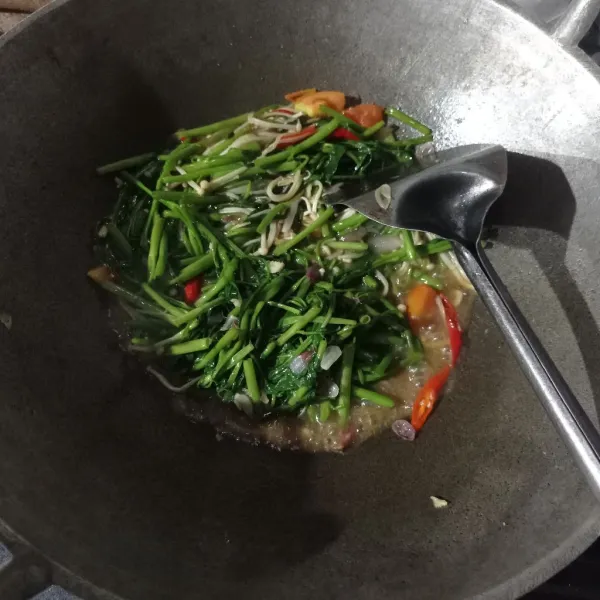 Aduk rata, masak asal kangkung layu, kemudian koreksi rasa.