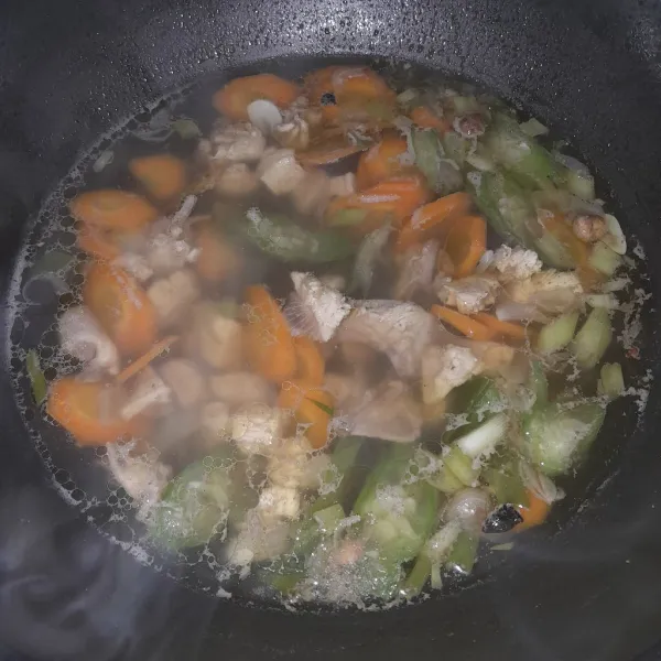 Masak sampai sayuran dan ayam empuk, tes rasa siap disajikan.