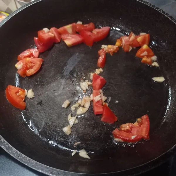 Tumis bawang putih dan tomat asal layu.