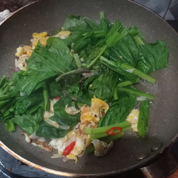 Masukkan caisim, air, saus tiram, garam, dan lada. Kemudian, aduk rata.