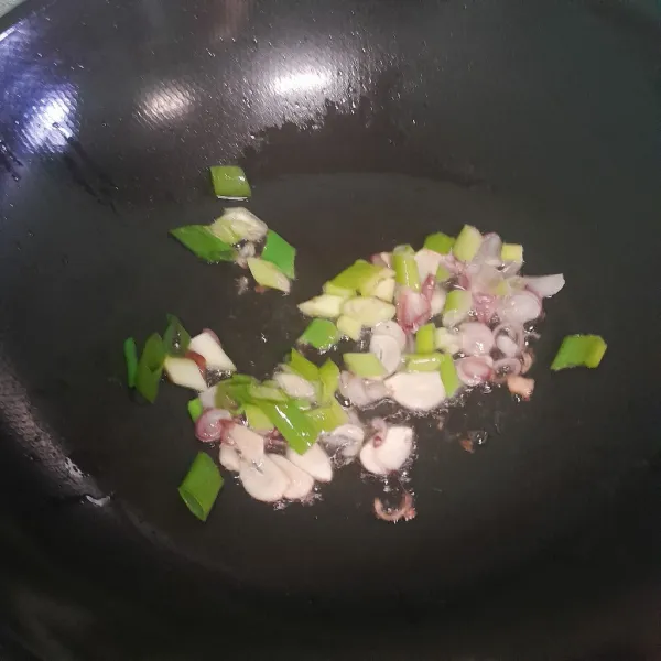 Tumis Bawang merah, bawang putih dan daun bawang sampai harum.
