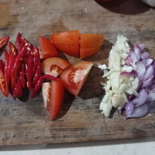 Iris bawang merah, bawang putih, cabe, dan tomat.