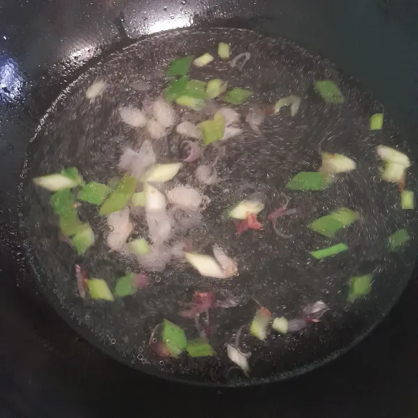 Masukkan air, kaldu bubuk dan garam masak sampai mendidih.