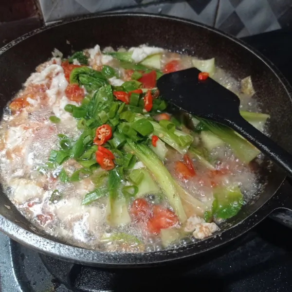 Terakhir masukan daun bawang iris dan cabe, aduk rata dan matikan api.