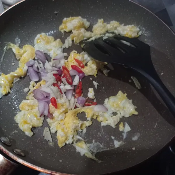 Buat telur orak arik sampai matang. Kemudian masukkan cabe, bawang merah, dan bawang putih. Lalu, masak sampai layu.