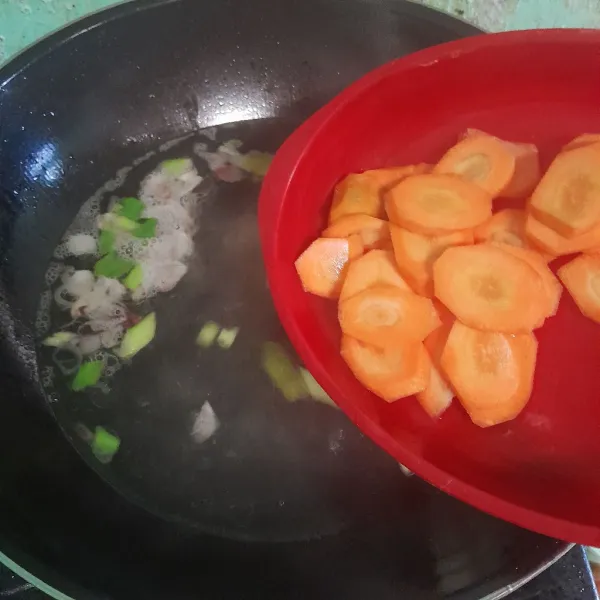 Masukkan wortel yang sudah dipotong-potong.