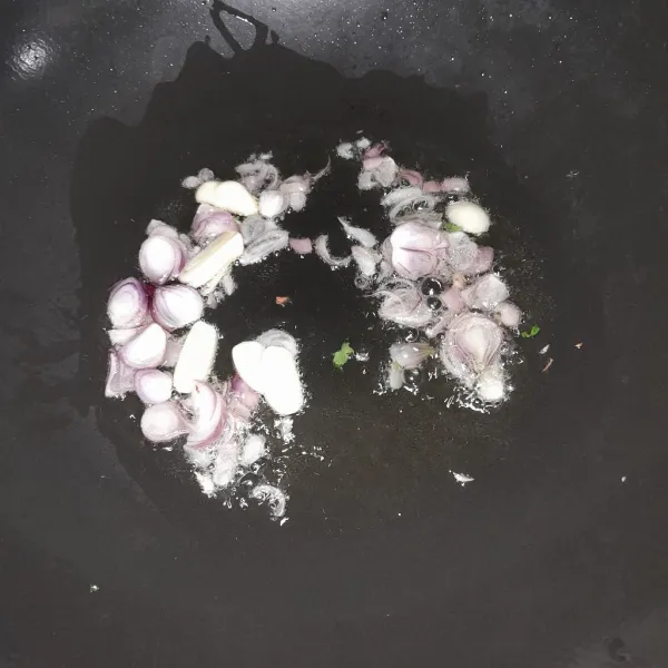 Tumis bawang merah dan bawang putih sampai harum.