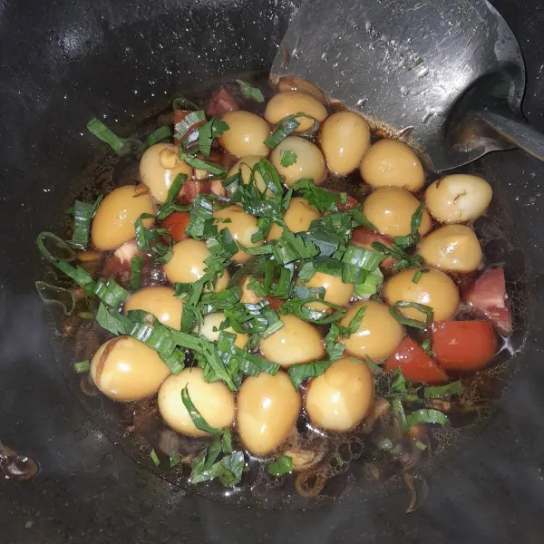 Setelah kuah mendidih, tambahkan irisan daun seledri, tes rasa lalu matikan kompor.