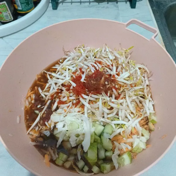 Tuang kuah bumbu ke dalam campuran sayur. Aduk rata.