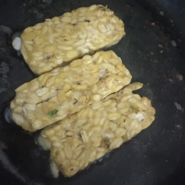 Potong tempe menjadi beberapa bagian, lalu goreng hingga kecokelatan.