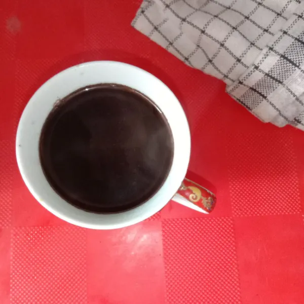 Lalu tuang ke dalam gelas saji. Kopi siap disajikan!