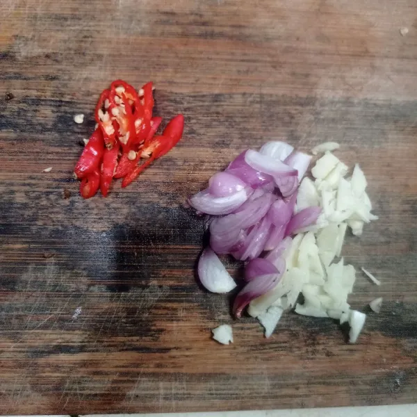 Iris bawang merah, bawang putih, dan cabe rawit.