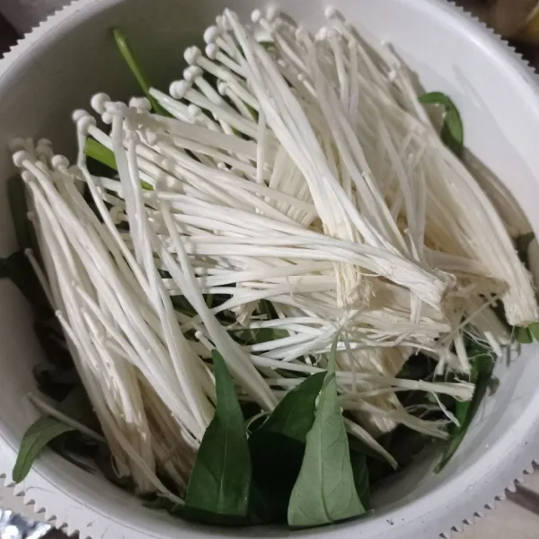 Siangi kangkung, lalu suwir juga jamur enoki.