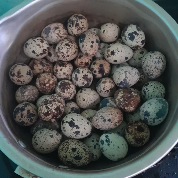 Rebus telur sampai matang, lalu kupas dari kulitnya.