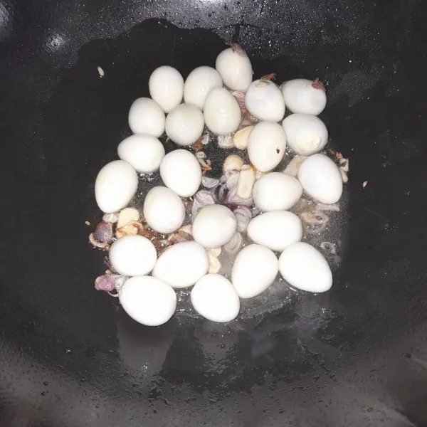 Lalu masukkan telur aduk rata.