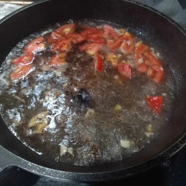 Tuang air, kemudian masukkan saus tiram, kecap asin, lada bubuk, dan garam. Lalu, masak sampai mendidih.