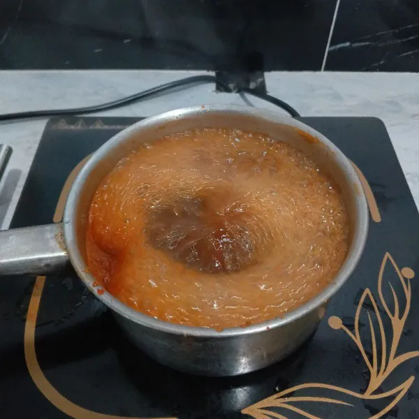 Masak hingga mendidih. Lalu matikan api kompor, biarkan pada suhu ruang.