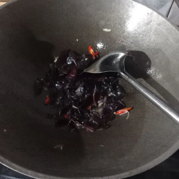 Masak sampai matang, kemudian koreksi rasanya.