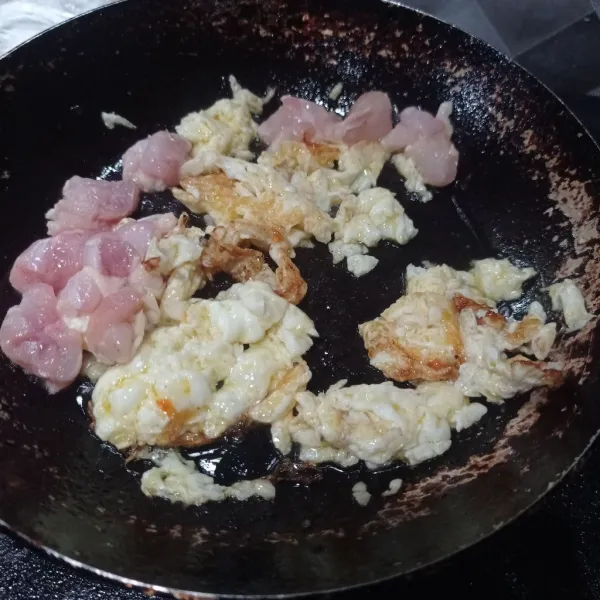 Buat putih telur orak-arik sampai matang. Masukkan bawang putih dan ayam. Aduk rata dan masak sampai bawang layu.