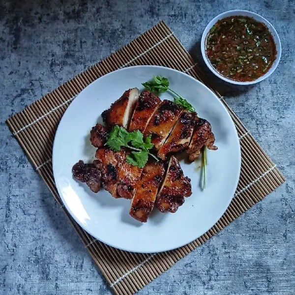 Sajikan ayam Thailand dengan dipping sausnya.