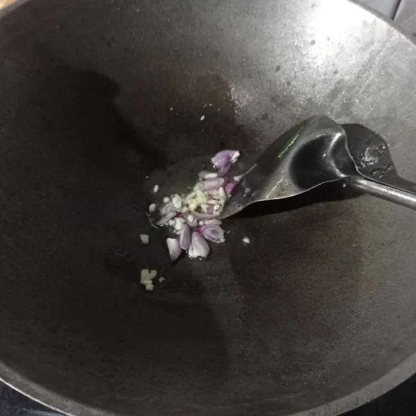 Tumis irisan bawang putih dan bawang merah sampai layu.