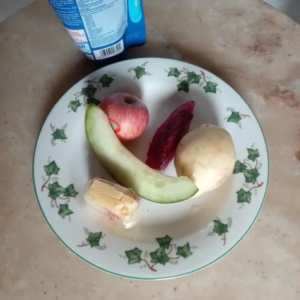 Cuci bersih semua buah, lalu kupas kulitnya.