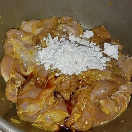 Masukkan tepung maizena dan kecap asin lalu aduk sampai rata.