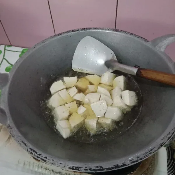 Goreng tahu hingga kecokelatan.